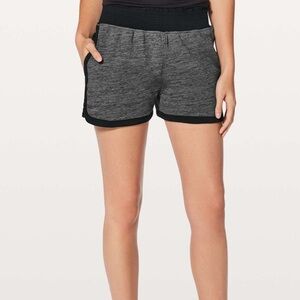 Lululemon Cool & Collected Short *2.5" Heathered Core Dark Grey / Black